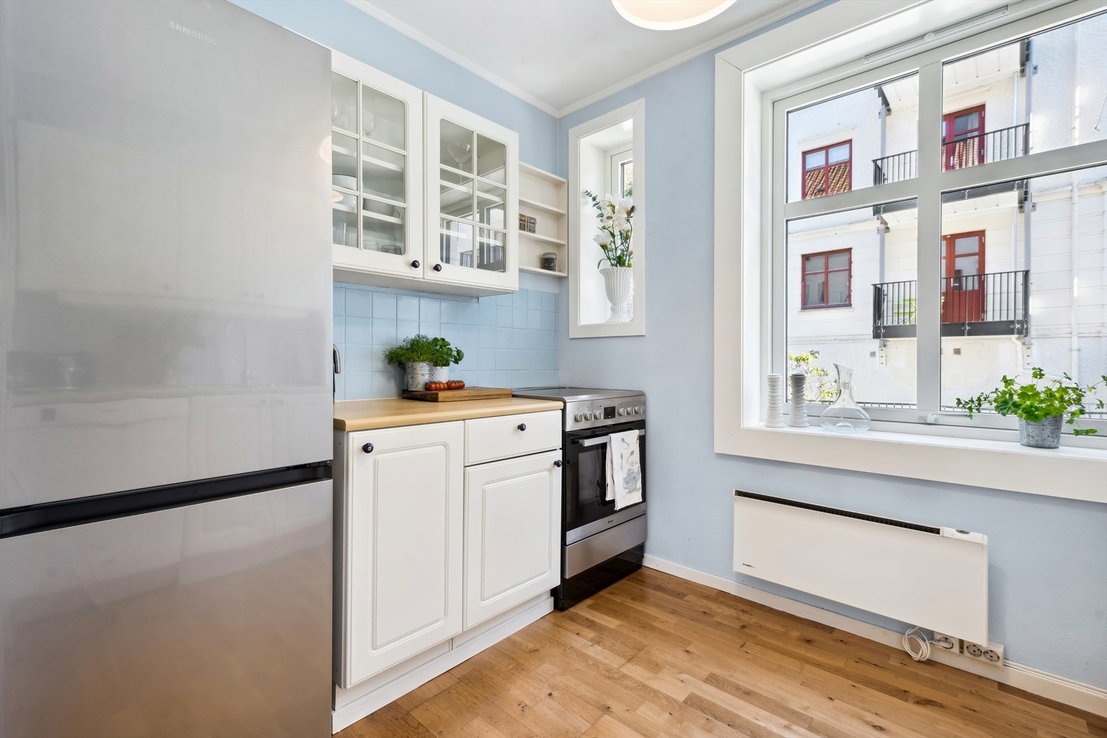 I tillegg er det plass til oppvaskmaskin, stekeovn (2025) og kjøleskap/fryseskap (2025). Hvitevarene på kjøkkenet medfølger i handelen. Galleribilde