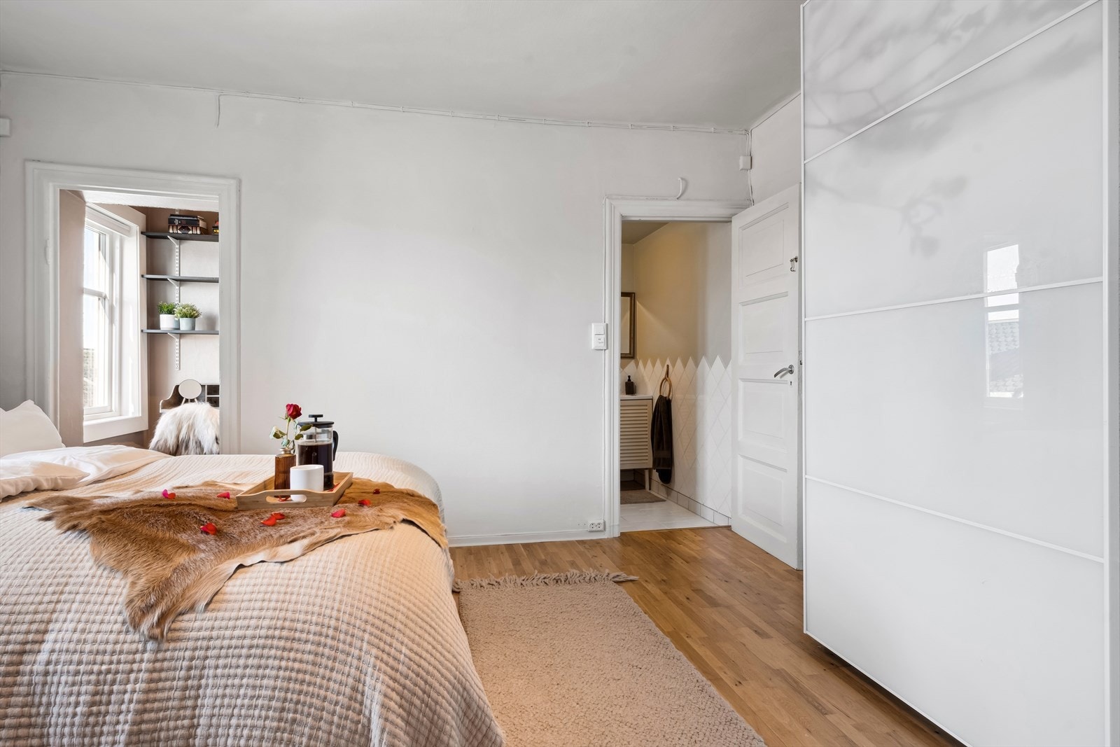 Stort og lyst soverom på 14,55m². Galleribilde