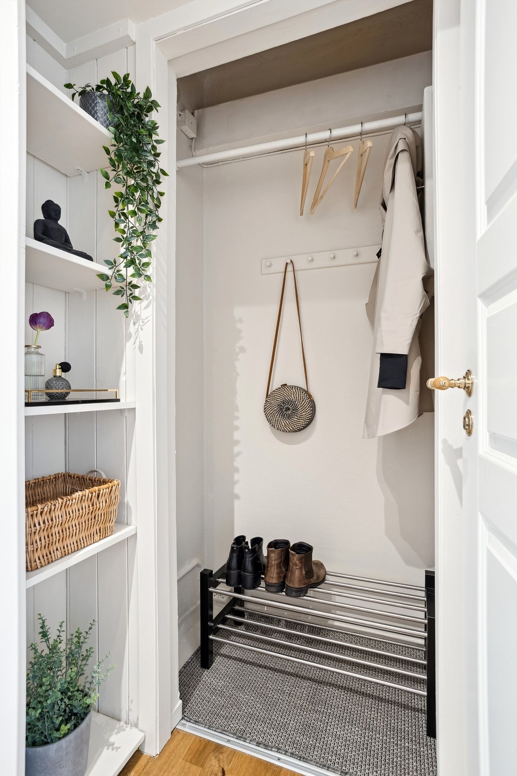 Gang med plass til oppheng av yttertøy. Fra gang har du tilgang til kjøkken og stue. Galleribilde