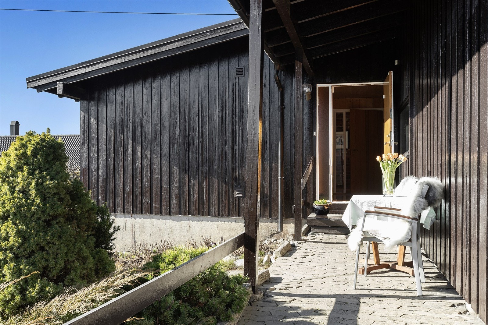 Overbygget inngangsparti med belegningsstein Galleribilde