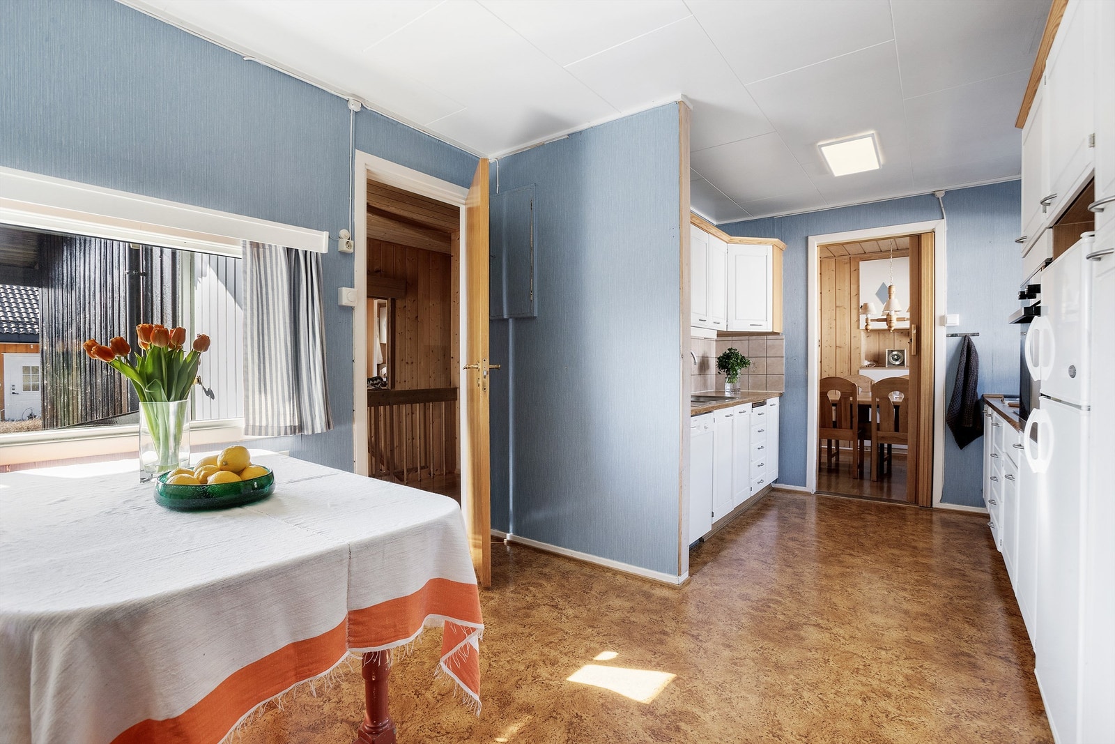 Praktisk inngang til kjøkken fra entré Galleribilde