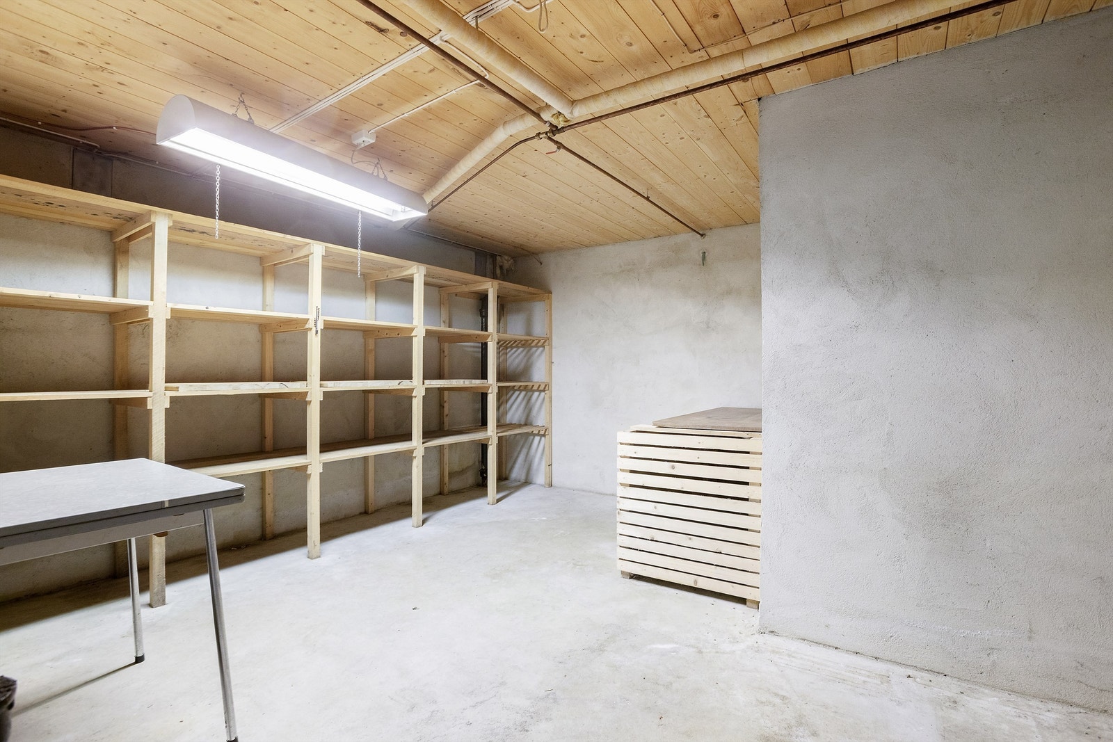 I kjelleren er det åtte boder. Deler av kjelleren er på godkjente byggetegninger ikke utgravd og dermed ikke søkt om innredning av. Galleribilde