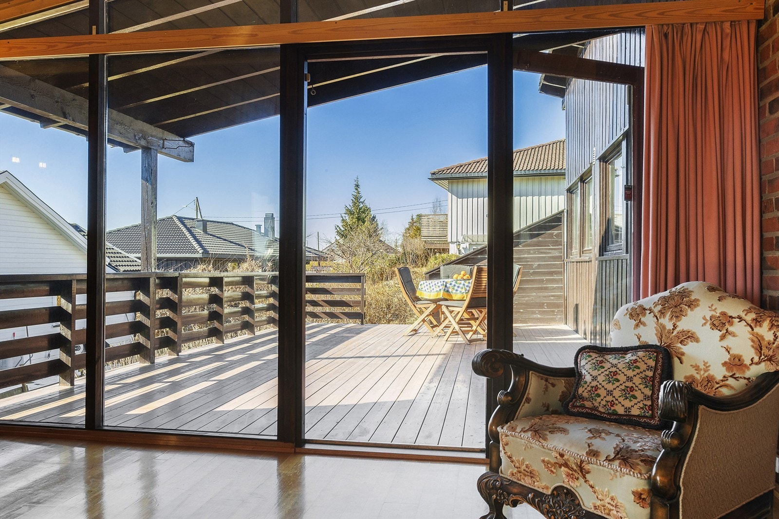 Fra stuen er det utgang til vestvendt veranda Galleribilde