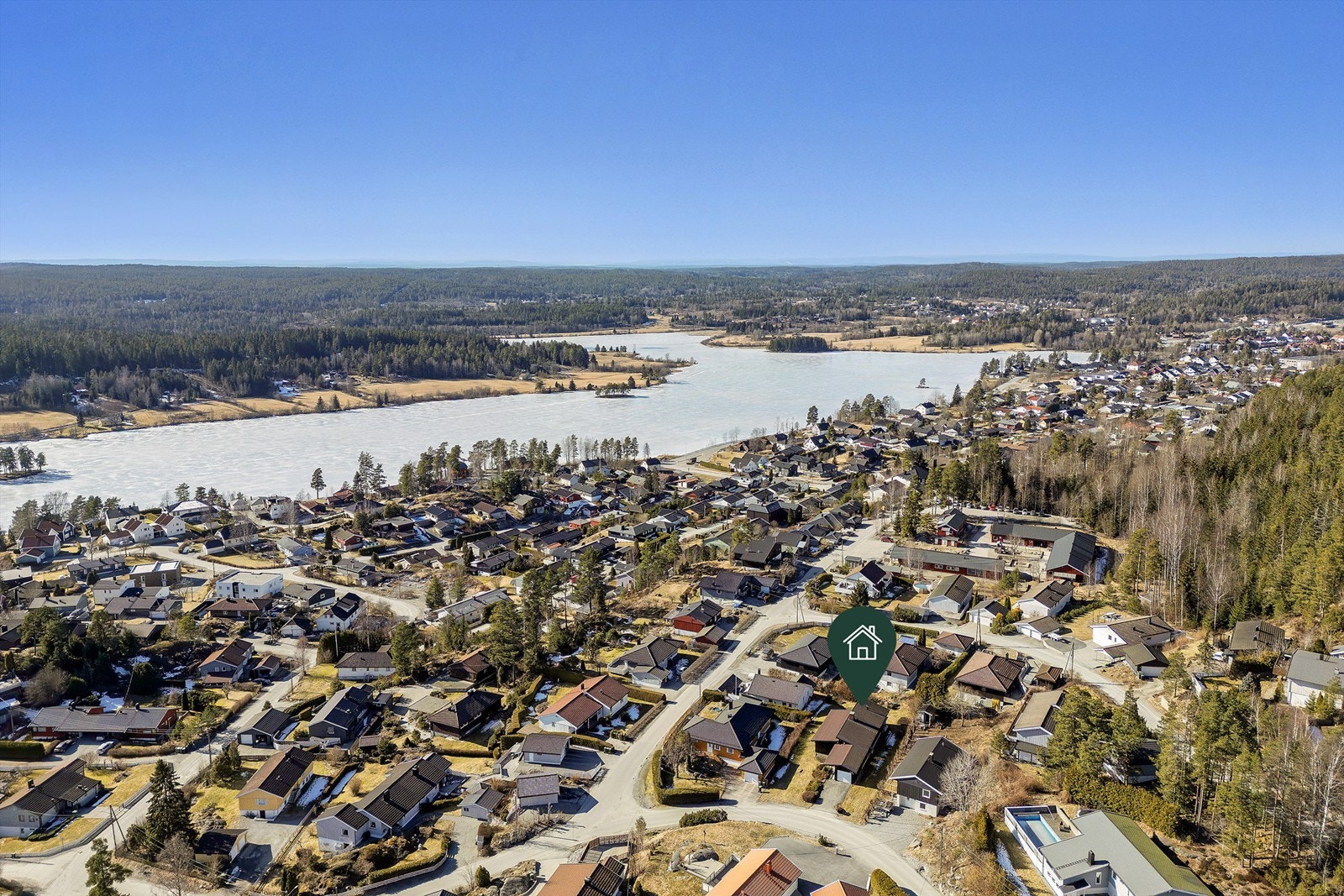 Badeplasser ved Våg samt en 18-hulls golfbane er også lett tilgjengelig Galleribilde
