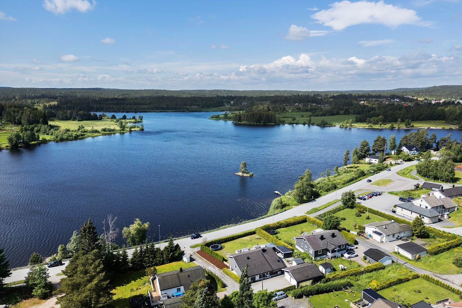 På vinterstid etableres det langrennsløyper og skøytebane ute på isen, til glede for store og små Galleribilde