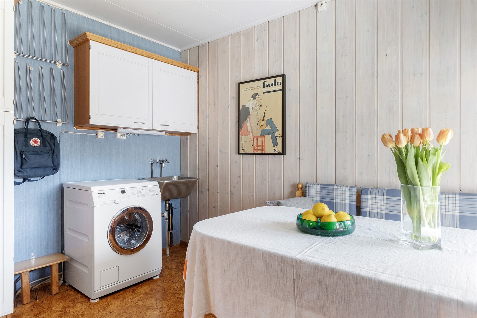 Grovkjøkkenet har veggoppheng, opplegg for vaskemaskin og utslagsvask i rustfritt stål Galleribilde