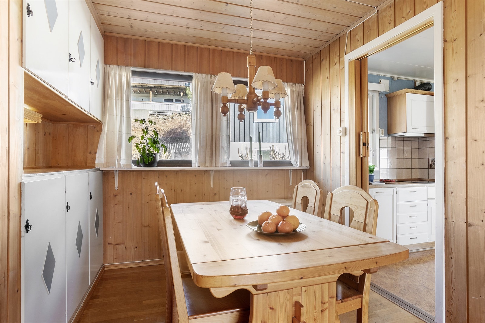 Spisebord og stoler kan plasseres i praktisk tilknytning til kjøkkenet Galleribilde