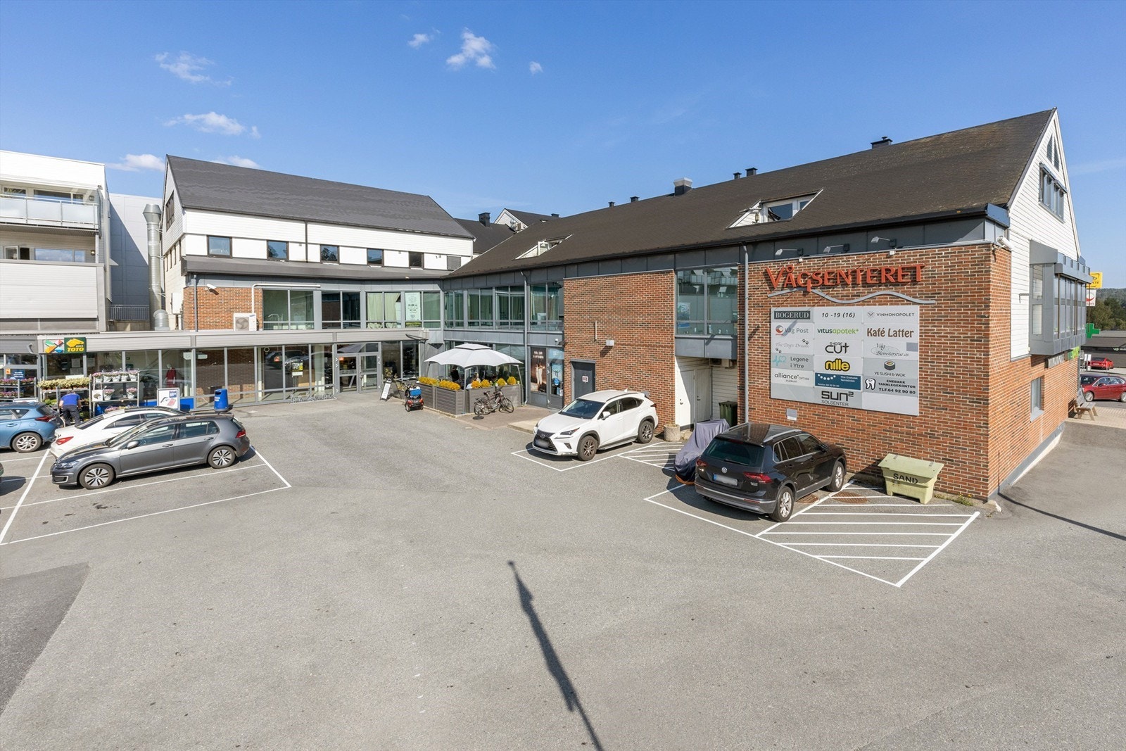 Dagligvarehandel kan gjøres hos Rema 1000 og Kiwi, mens Vågsenteret har et bredt utvalg av butikker Galleribilde