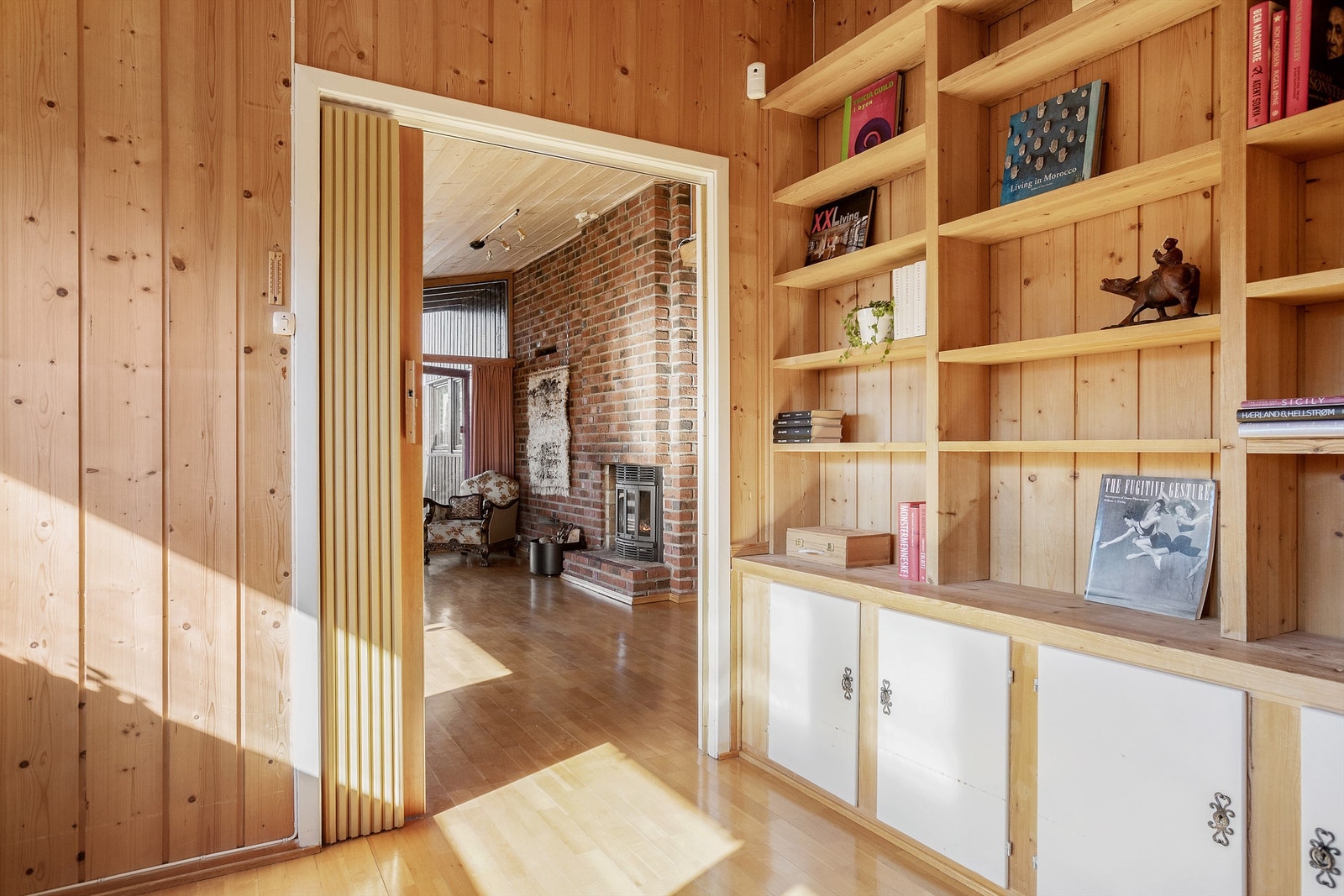 Kontoret har plassbygde hylleløsninger og skap Galleribilde