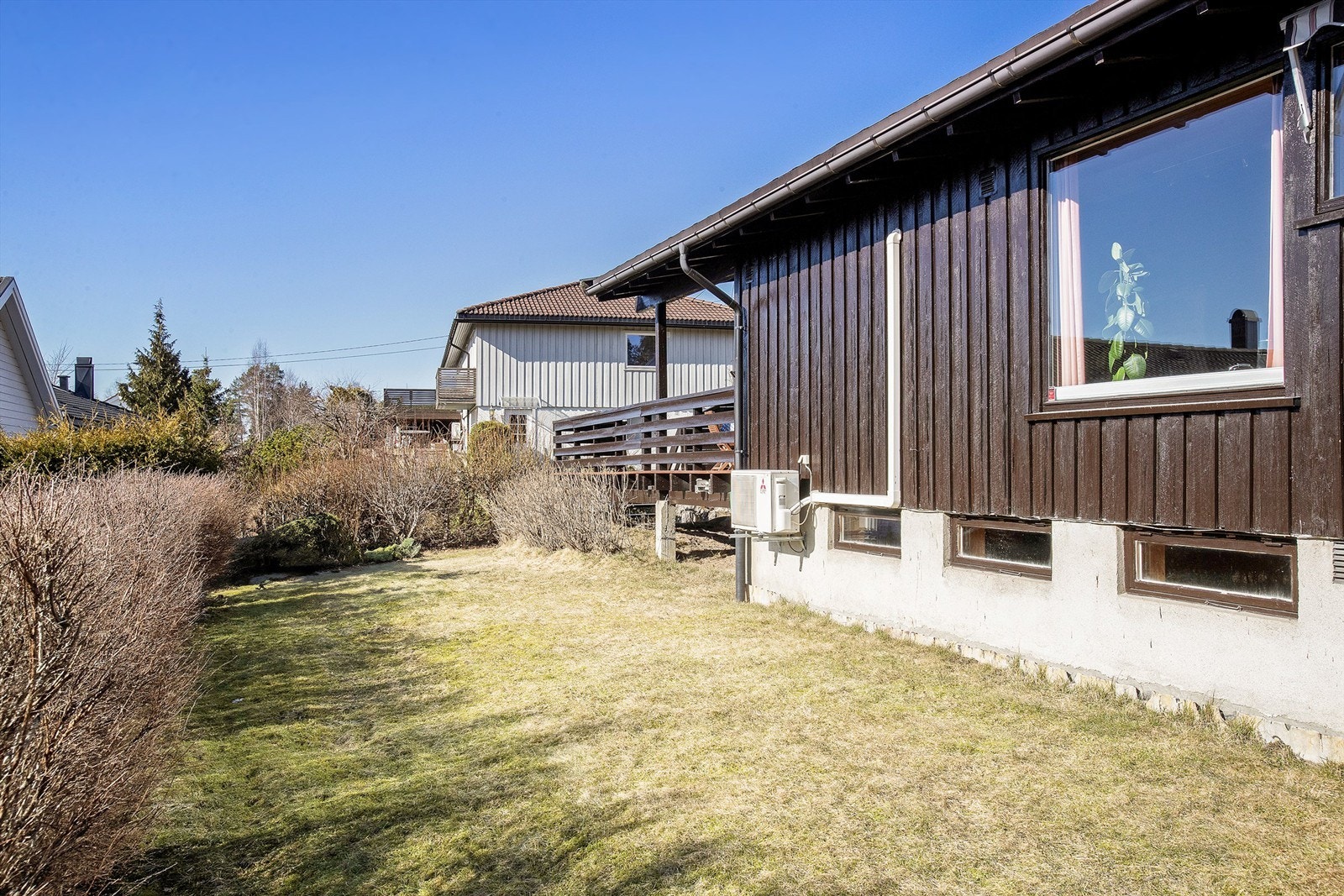 Hagen har diverse beplantning og er skjermet av hekk Galleribilde