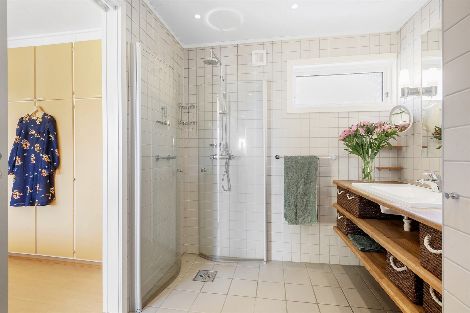 Dusjsonen har buede, innsvingbare glassdører Galleribilde