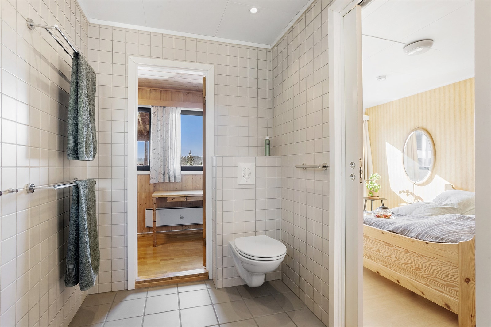 Baderommet ble rehabilitert i 2010 og har flislagt gulv med gulvvarme Galleribilde