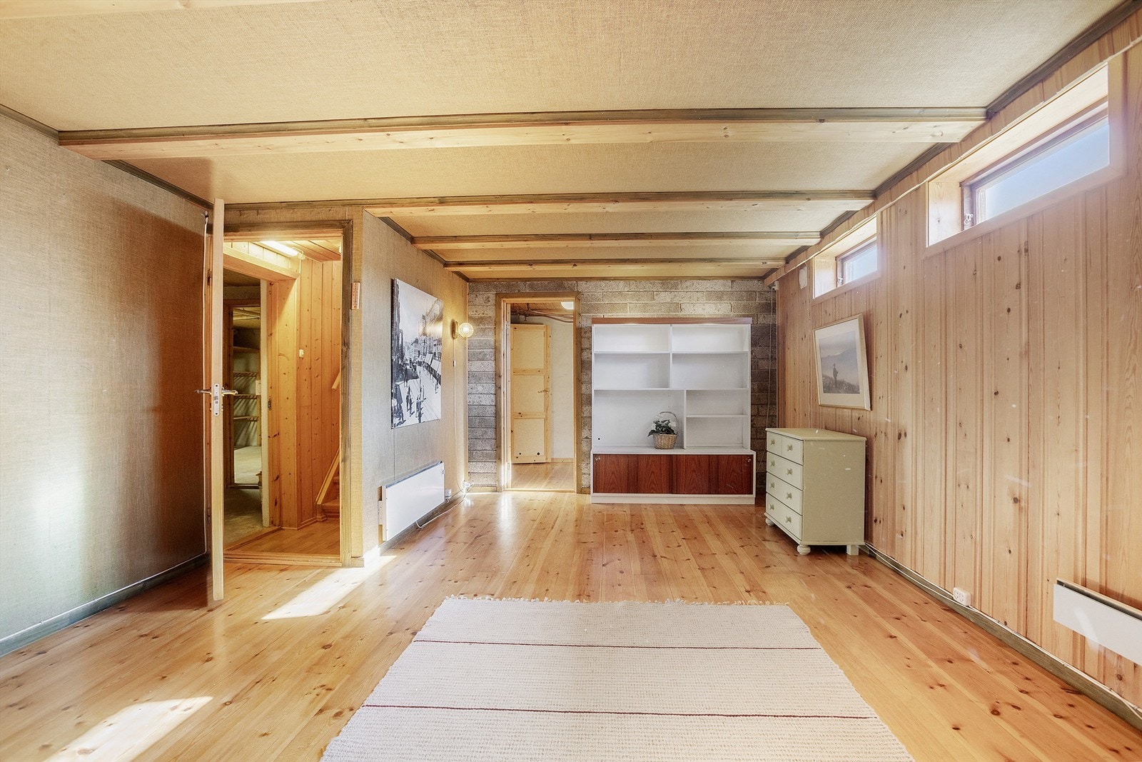 Det gjøres oppmerksom på at kjellerstuen ikke er godkjent til varig opphold, og at rommet på godkjente byggetegninger er betegnet som hobbyrom Galleribilde