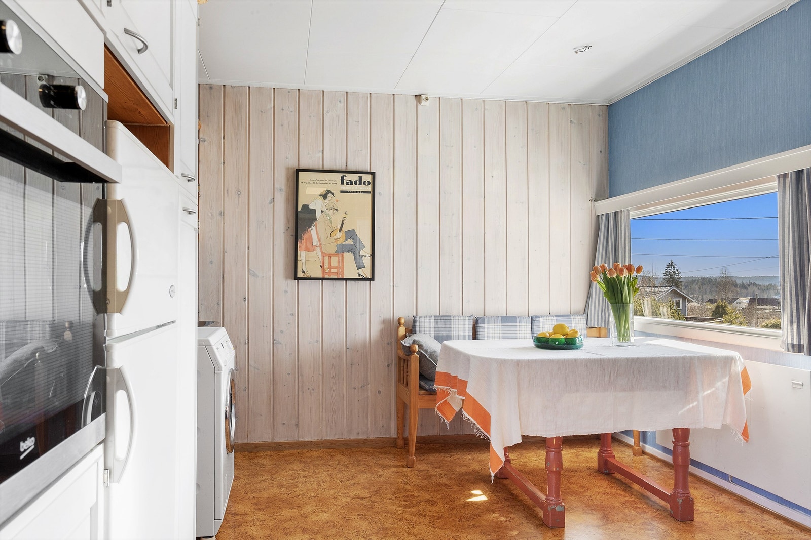 På kjøkkenet er det også en koselig spiseplass ved vinduet Galleribilde