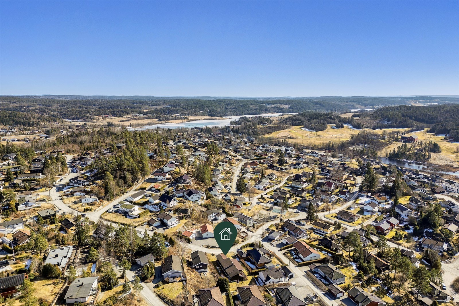 Østmarka tilbyr flotte tur- og friluftsmuligheter året rundt, med Vangen Skistue som et populært turmål Galleribilde