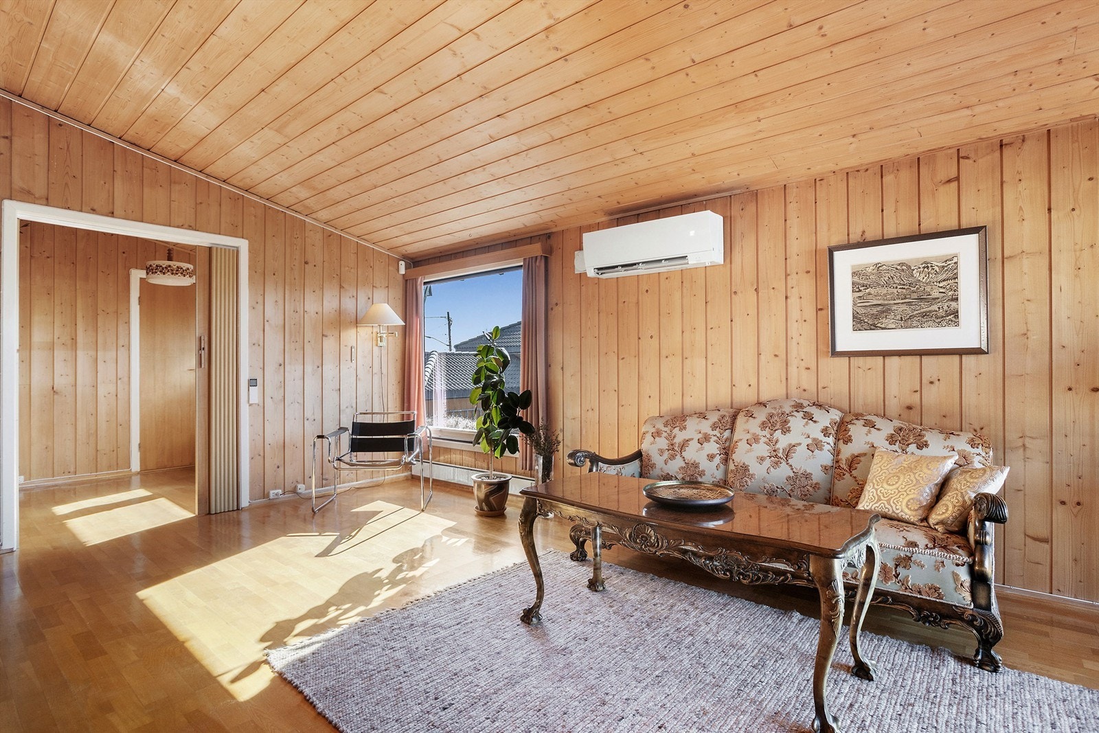 Innenfor stuen er det også et ekstra rom via. skyvedør Galleribilde