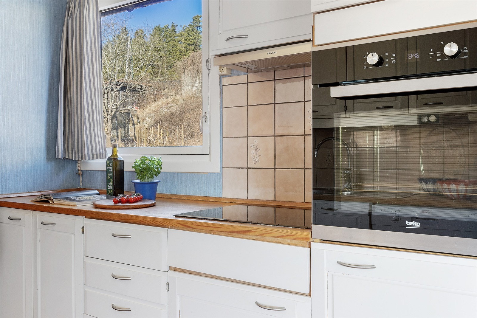 Kjøkkenet er utstyrt med integrert stekeovn og induksjonstopp Galleribilde