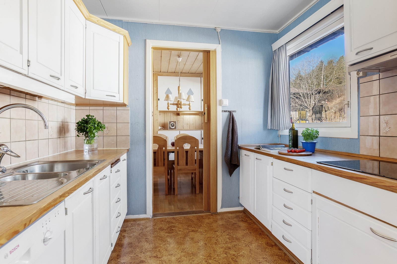 Kjøkkeninnredningen består av profilerte fronter og benkeplate i heltre Galleribilde