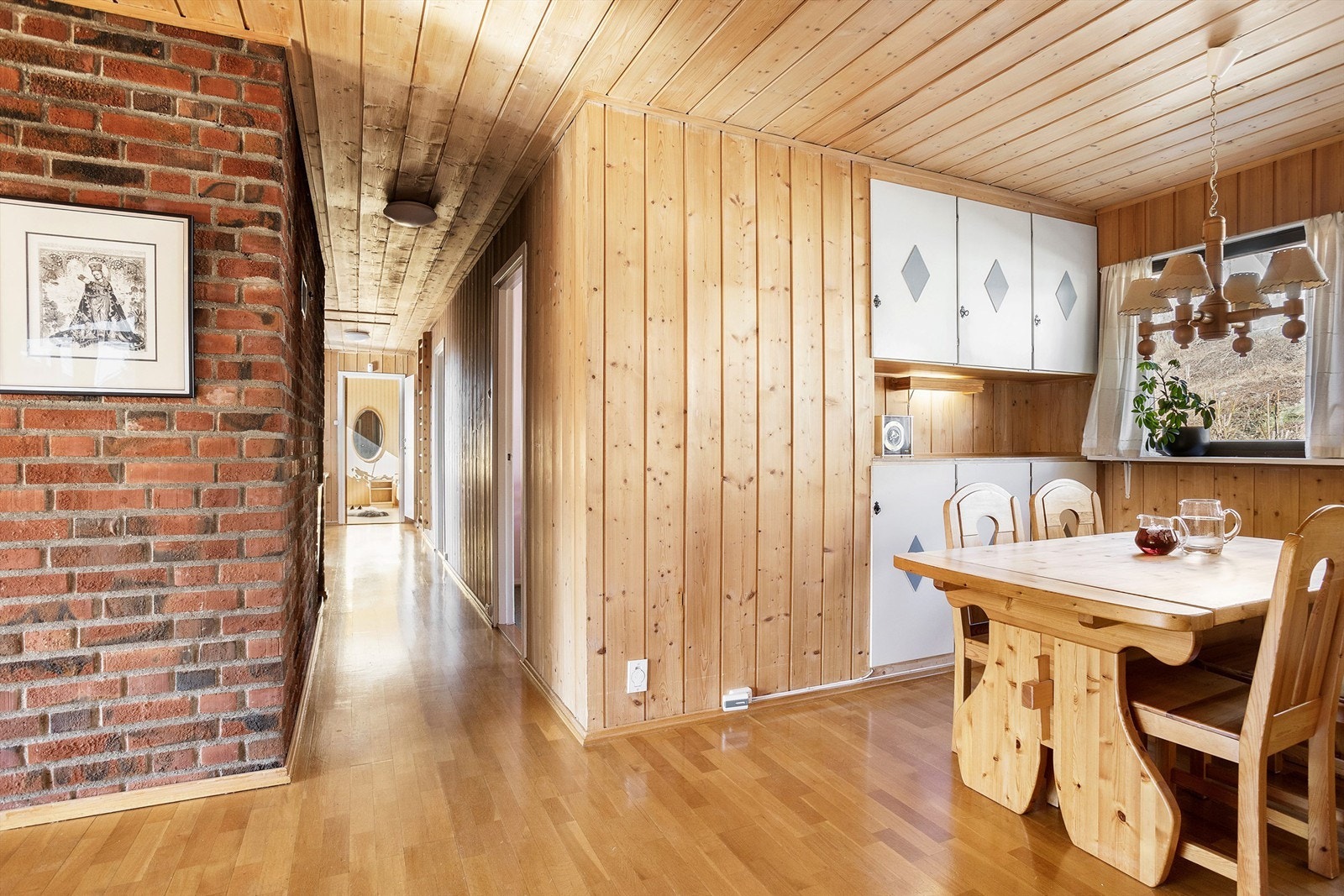 Mellom stuen og kjøkkenet er det spisestue med plassbygde skap Galleribilde