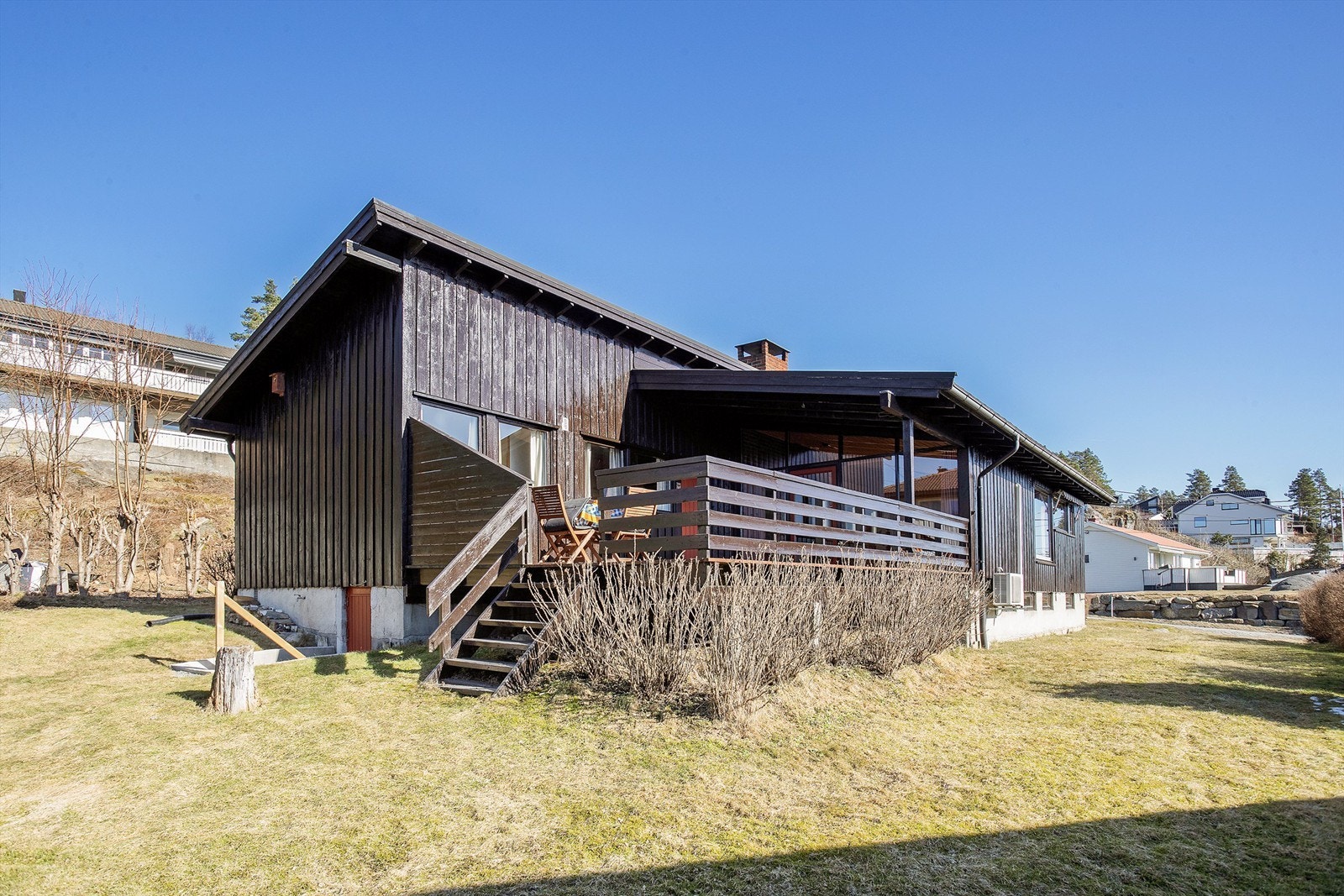 Tomten er svakt skrånende og er på ca. 841 kvm. Det er støpt ny trapp ned til kjellerinngangen. Galleribilde