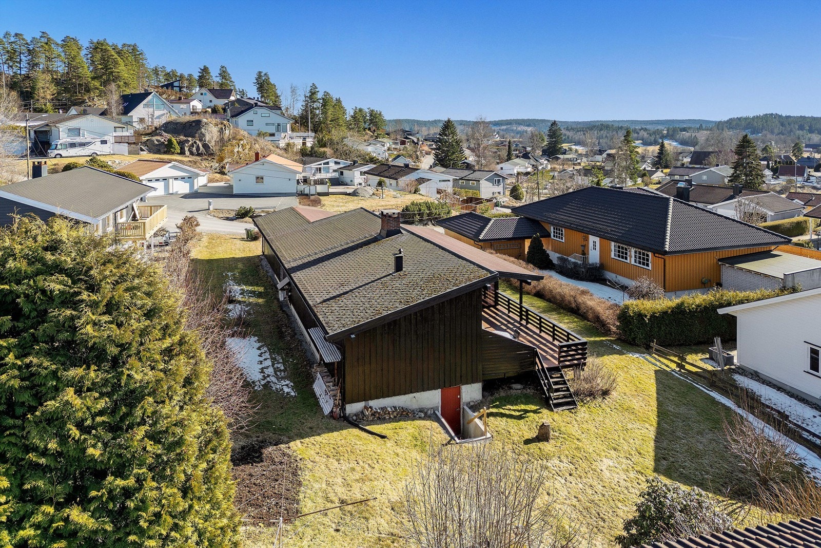 Boligen ligger tilbaketrukket til fra veien og har en fin hage Galleribilde