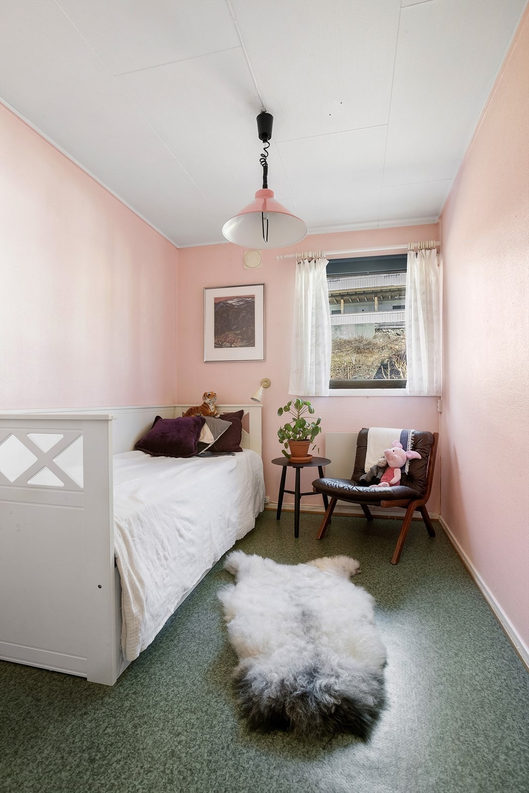 Soverommene kan innredes med seng, nattbord og skrivebord Galleribilde