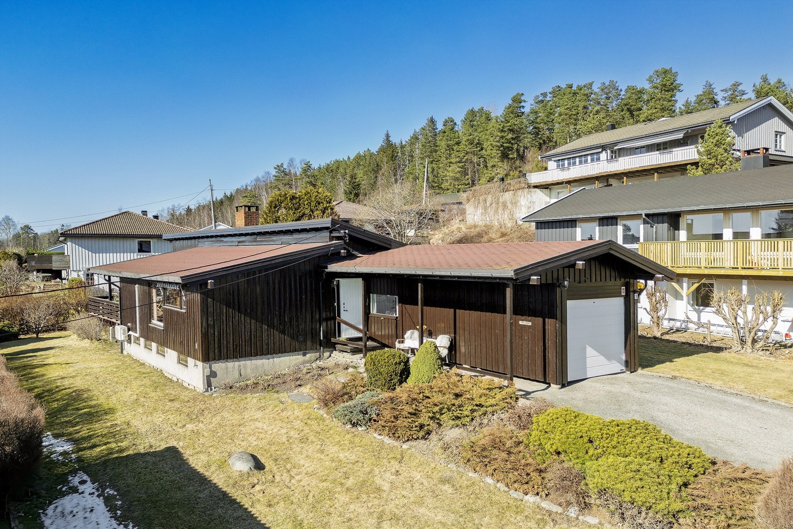 Boligen har kort vei til skoler, barnehager, offentlig transport og servicetilbud Galleribilde