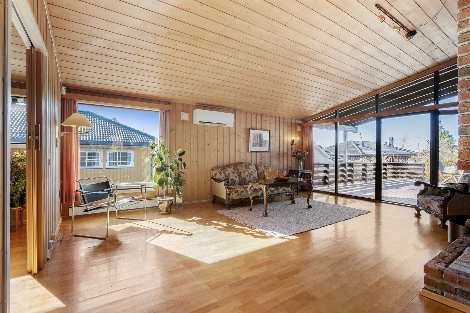 Verandaen oppleves som en forlengelse av stuen, gjennom sommerhalvåret Galleribilde