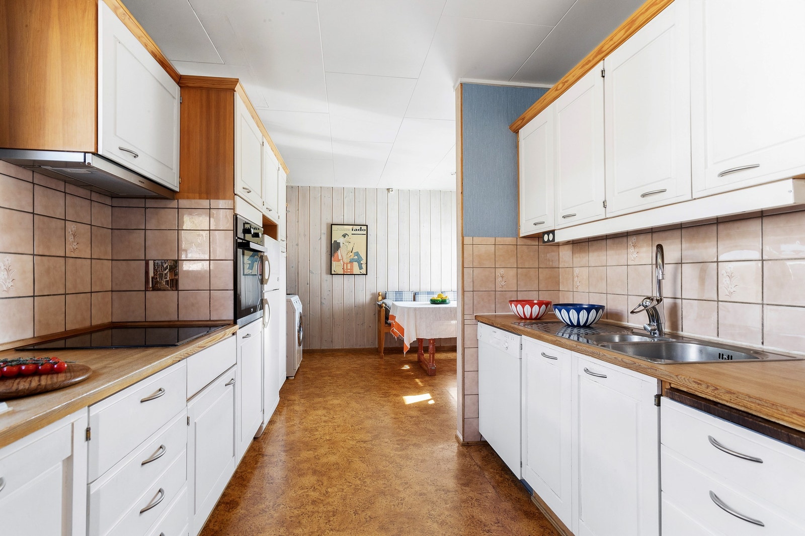 Frittstående oppvaskmaskin og kombiskap følger også med Galleribilde