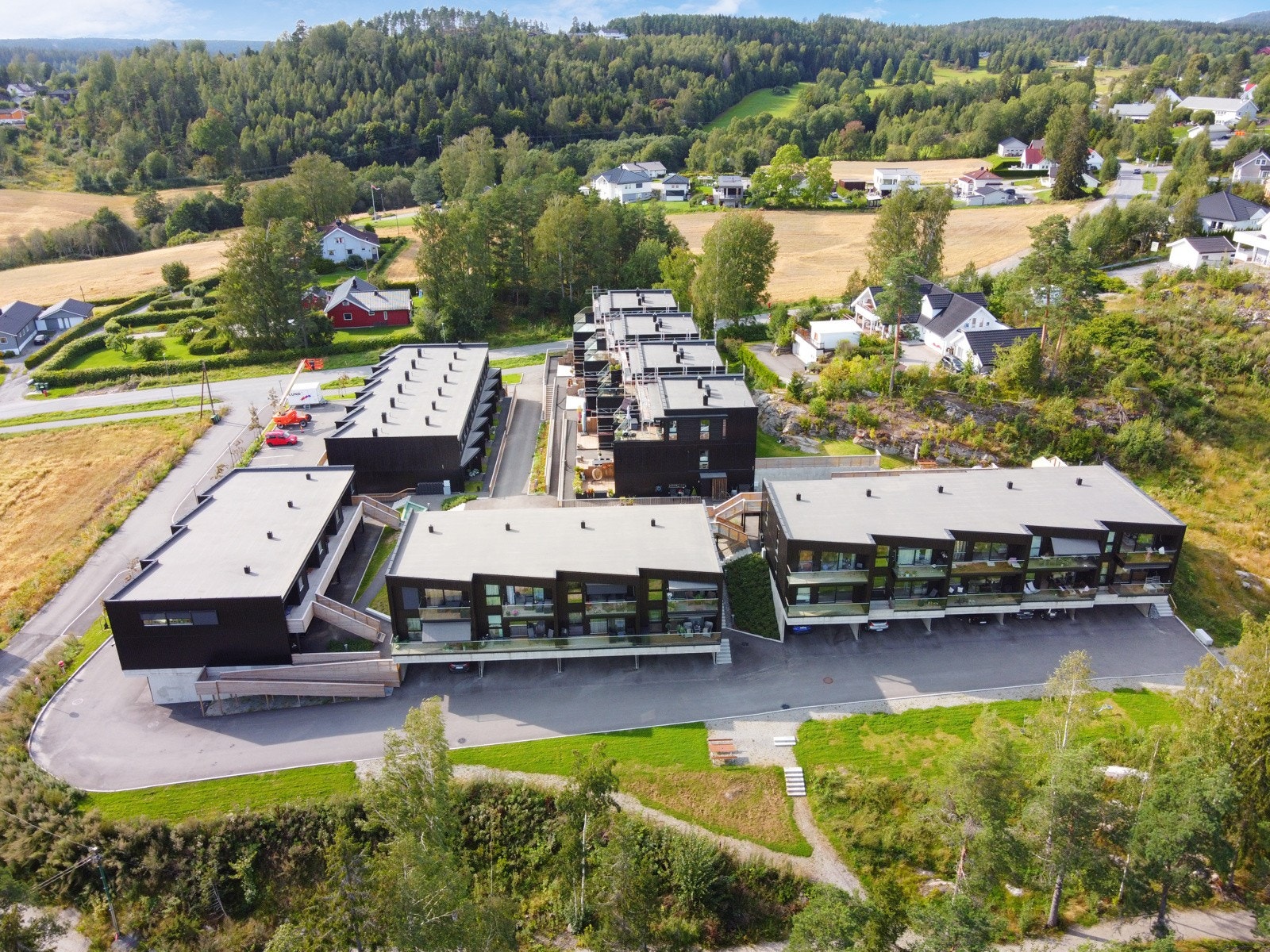 Fellesarealer er parkmessig opparbeidet. Området har flere fine uterom for både store og små. Galleribilde