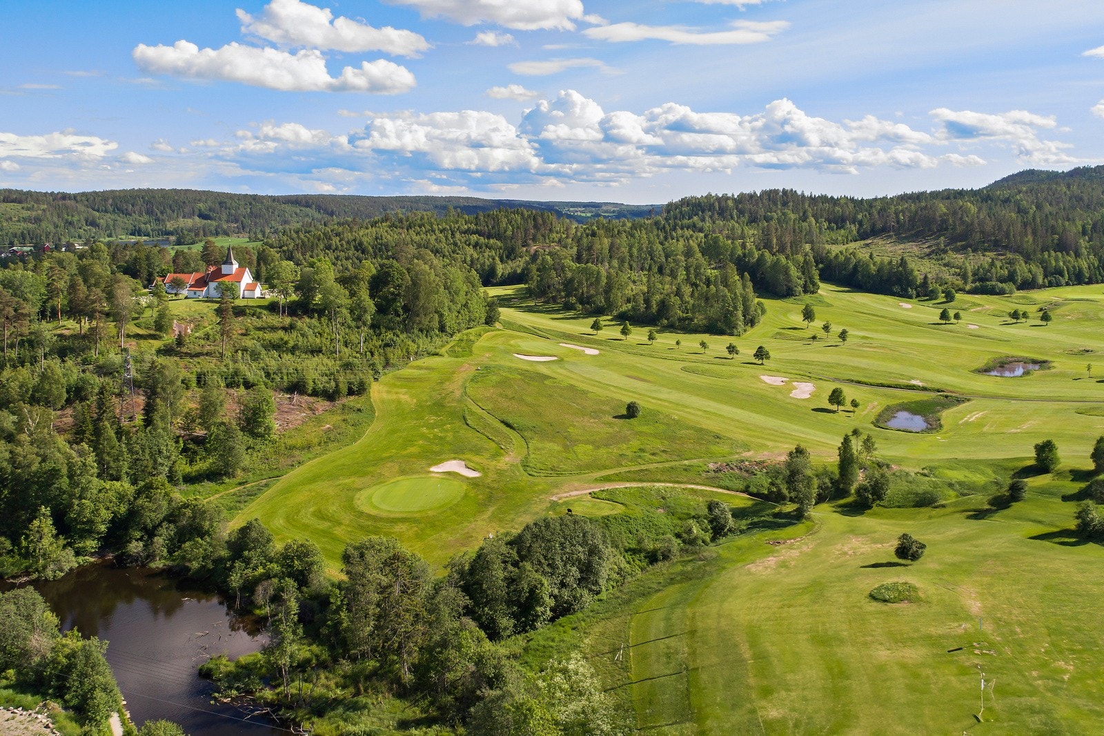 18 hulls golfbane driftes av Østmarka golfklubb Galleribilde