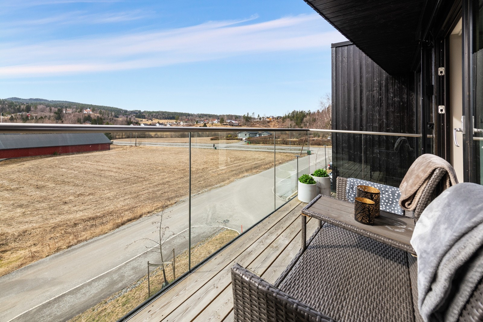 På balkong kommer solen på tidlig formiddag og varer frem til sen kveld i utesesongen Galleribilde