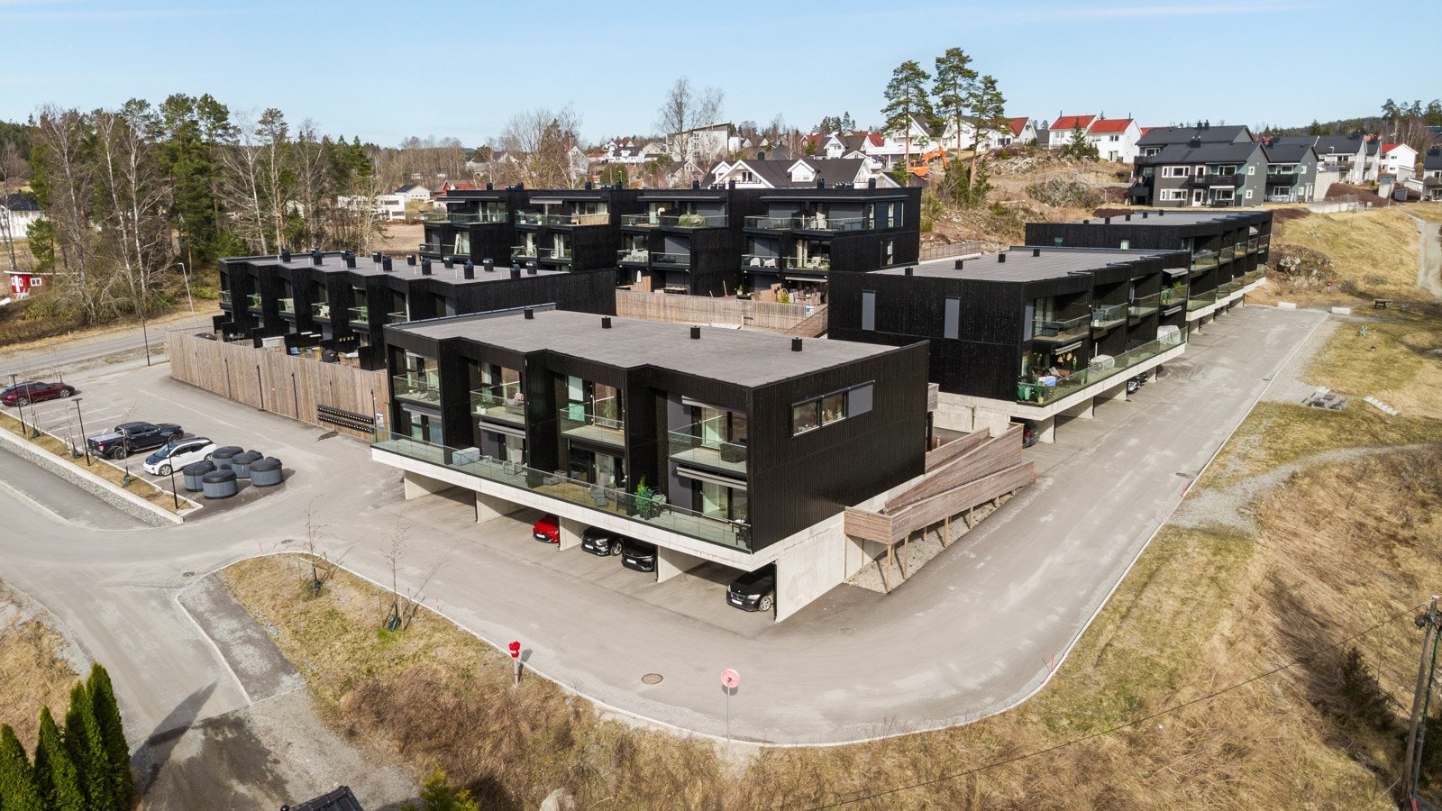 Godt tilrettelagt for gjesteparkering på felles biloppstillingsplass ved innkjøringen til Mjærutsikten Galleribilde