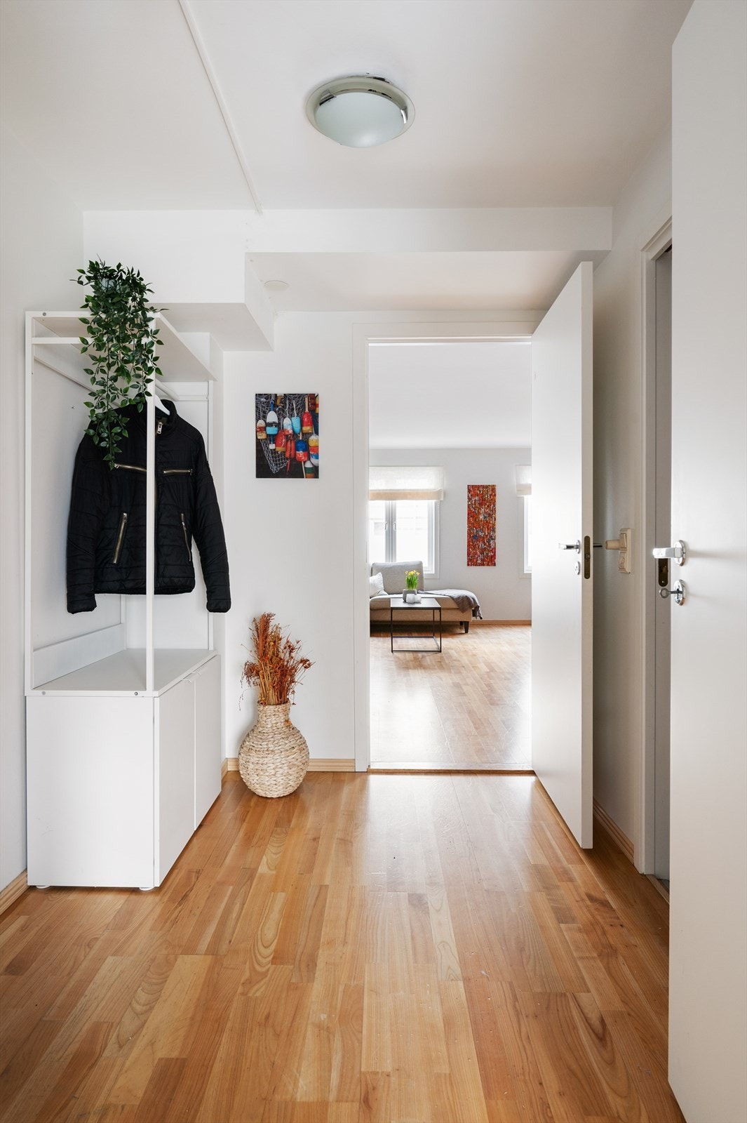 Romslig og lys entre med plass til å henge fra seg yttertøy og annet. Galleribilde