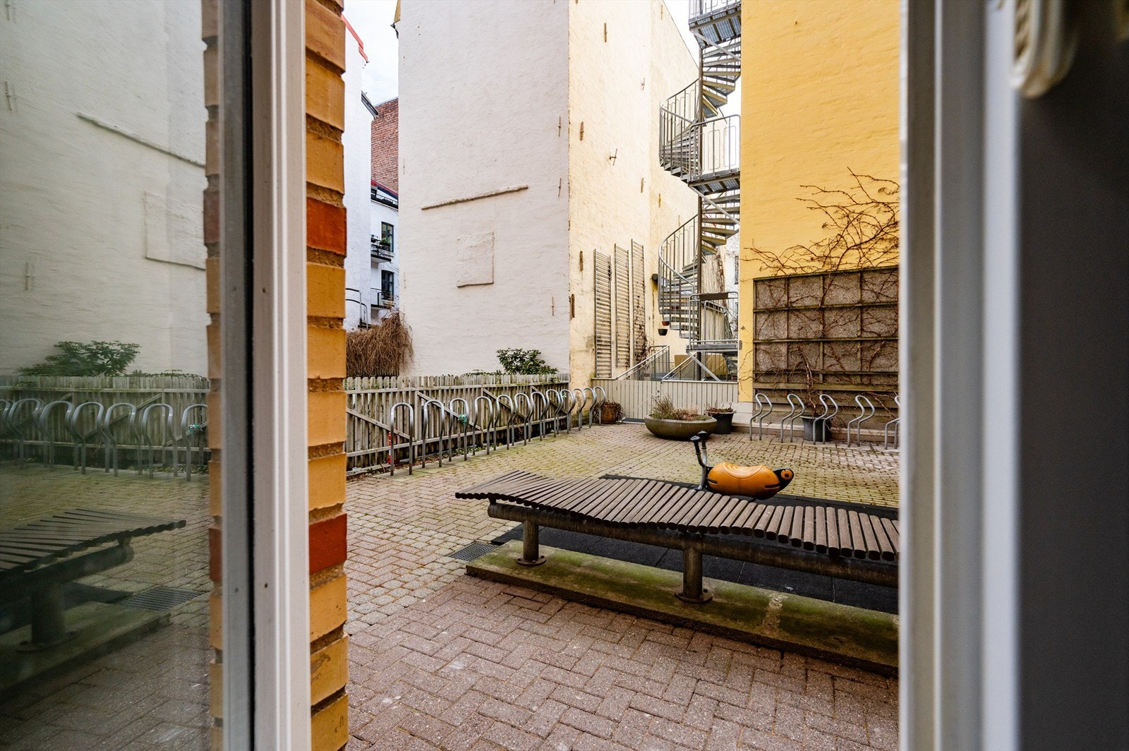 Felles bakgård opparbeidet med blant annet steinbelagt adkomst, prydbusker og diverse beplantning. Galleribilde