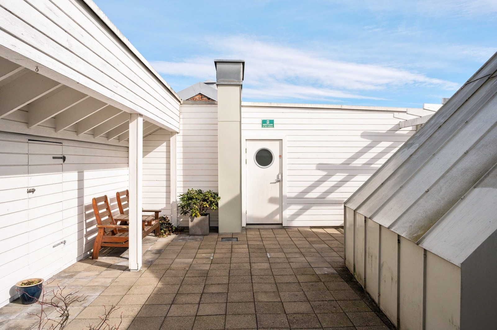 Felles takterrasse med strålende solforhold. Her er det også grill og møblement i sommerhalvåret Galleribilde