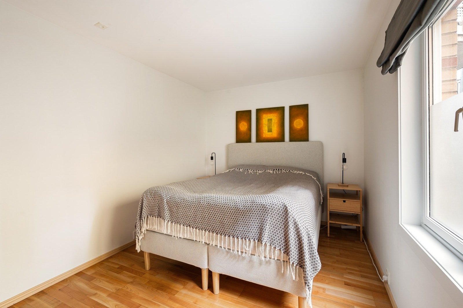 Stort soverom med plass til dobbeltseng, tilhørende nattbord og annet etter eget ønske Galleribilde