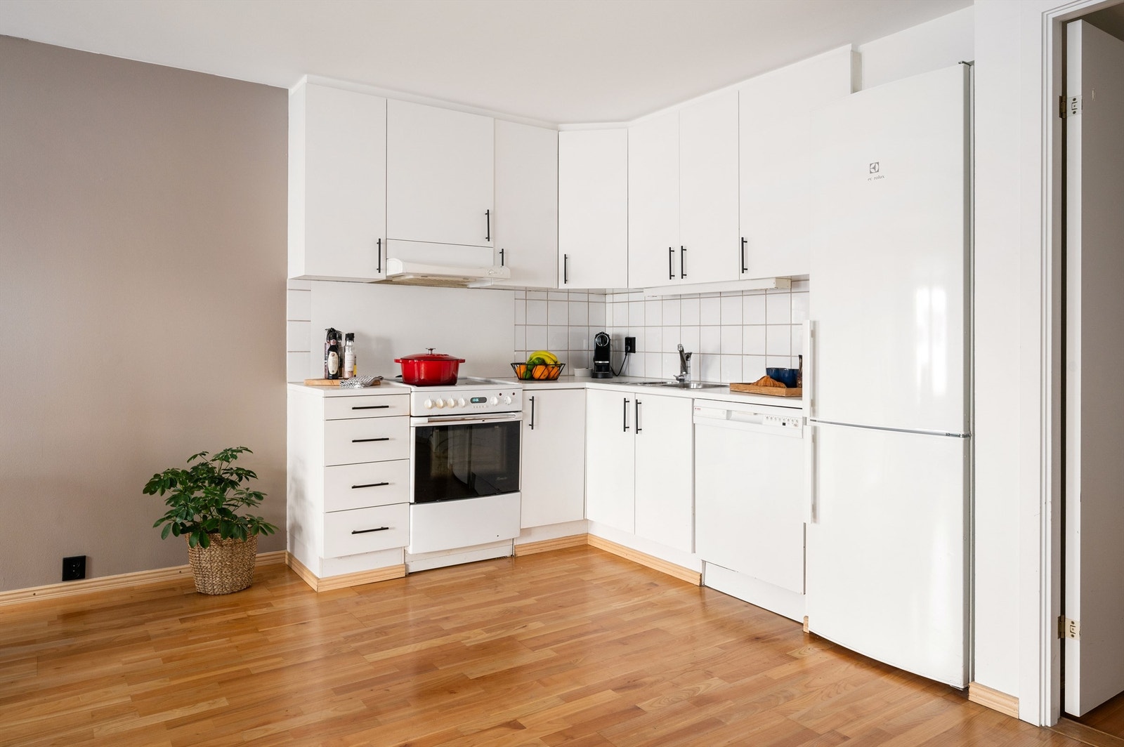 Oppvaskmaskin, kjøleskap, komfyr og koketopp medfølger. Galleribilde