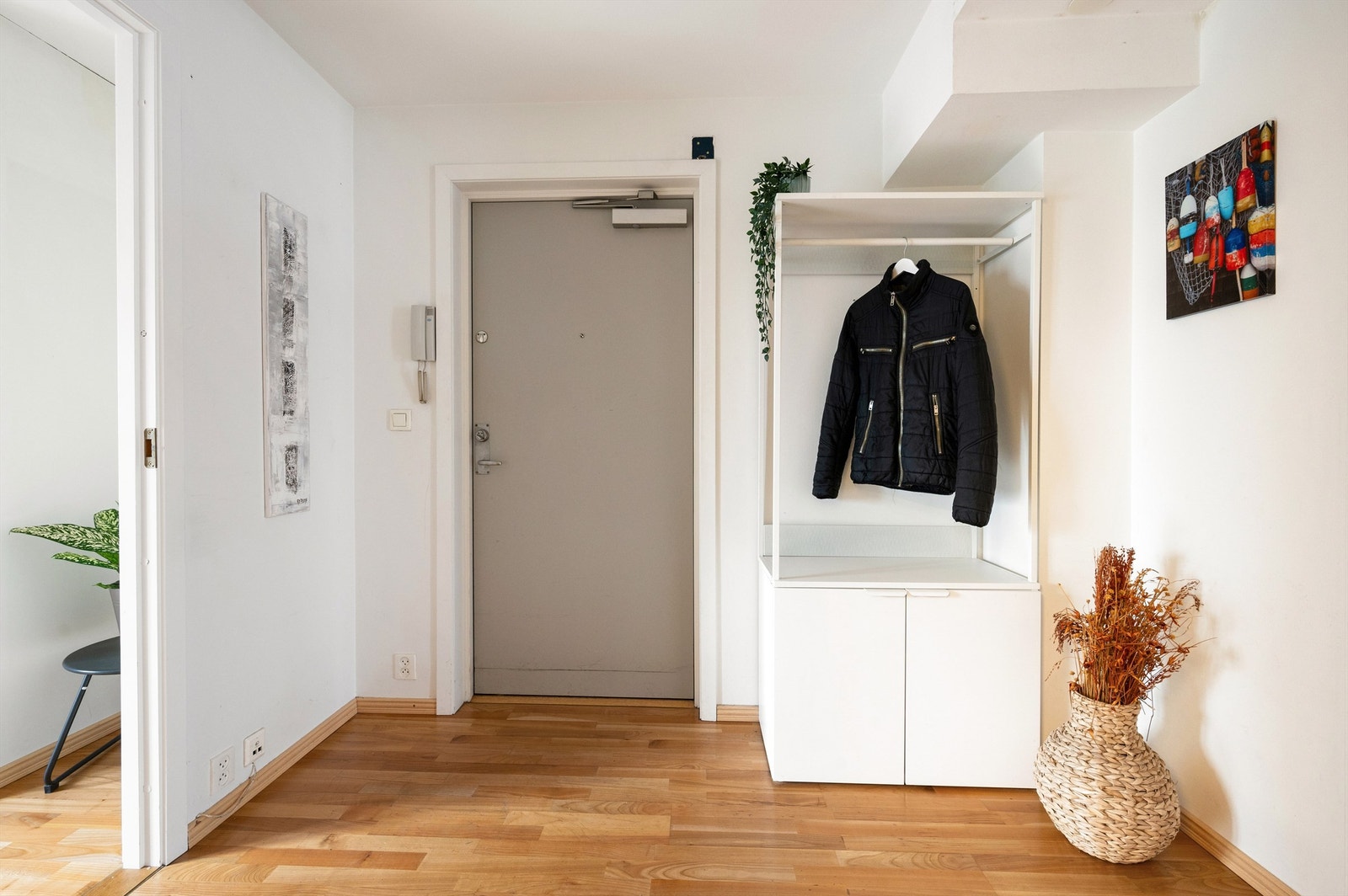 Oppgangen har callinganlegg og leiligheten har adkomst via felles trappegang. Velkommen inn! Galleribilde