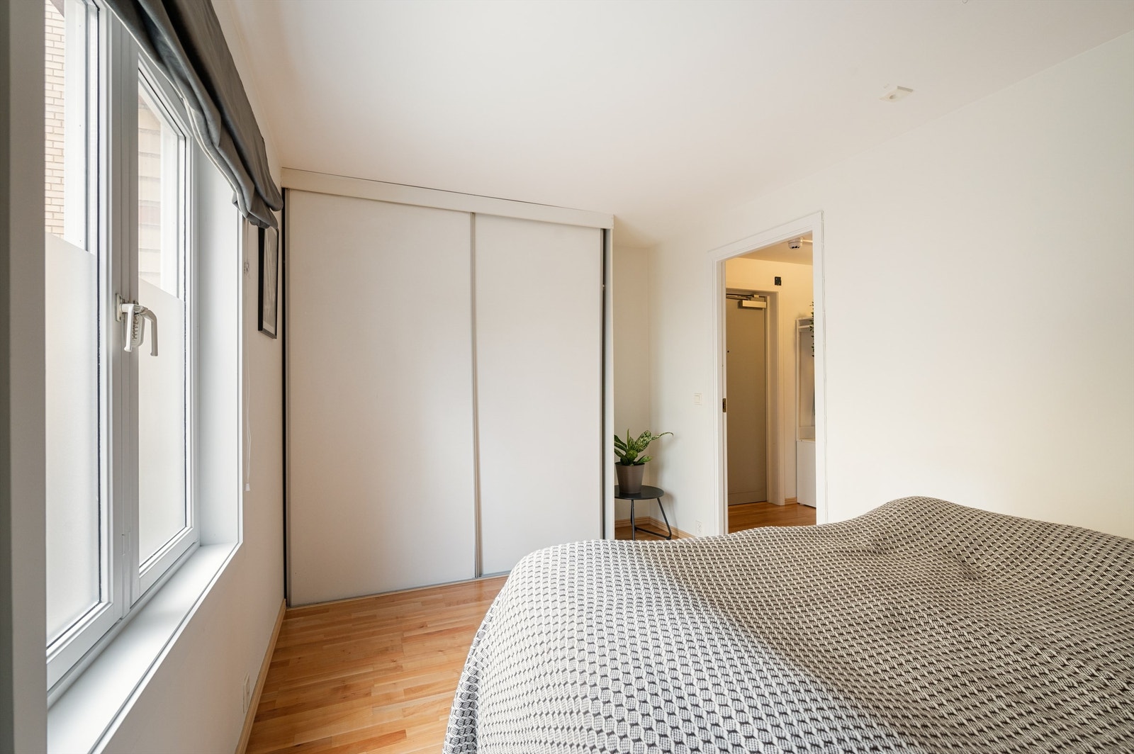 Stort vindu som gir rikelig med lys inn til soverommet, og garderobeskap. Galleribilde