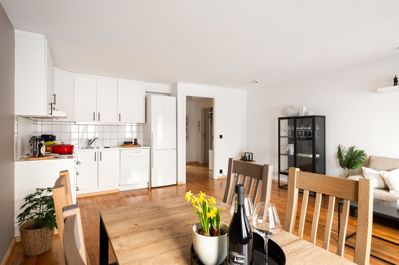 Leiligheten byr på en god planløsning med åpen stue- kjøkkenløsning. Galleribilde