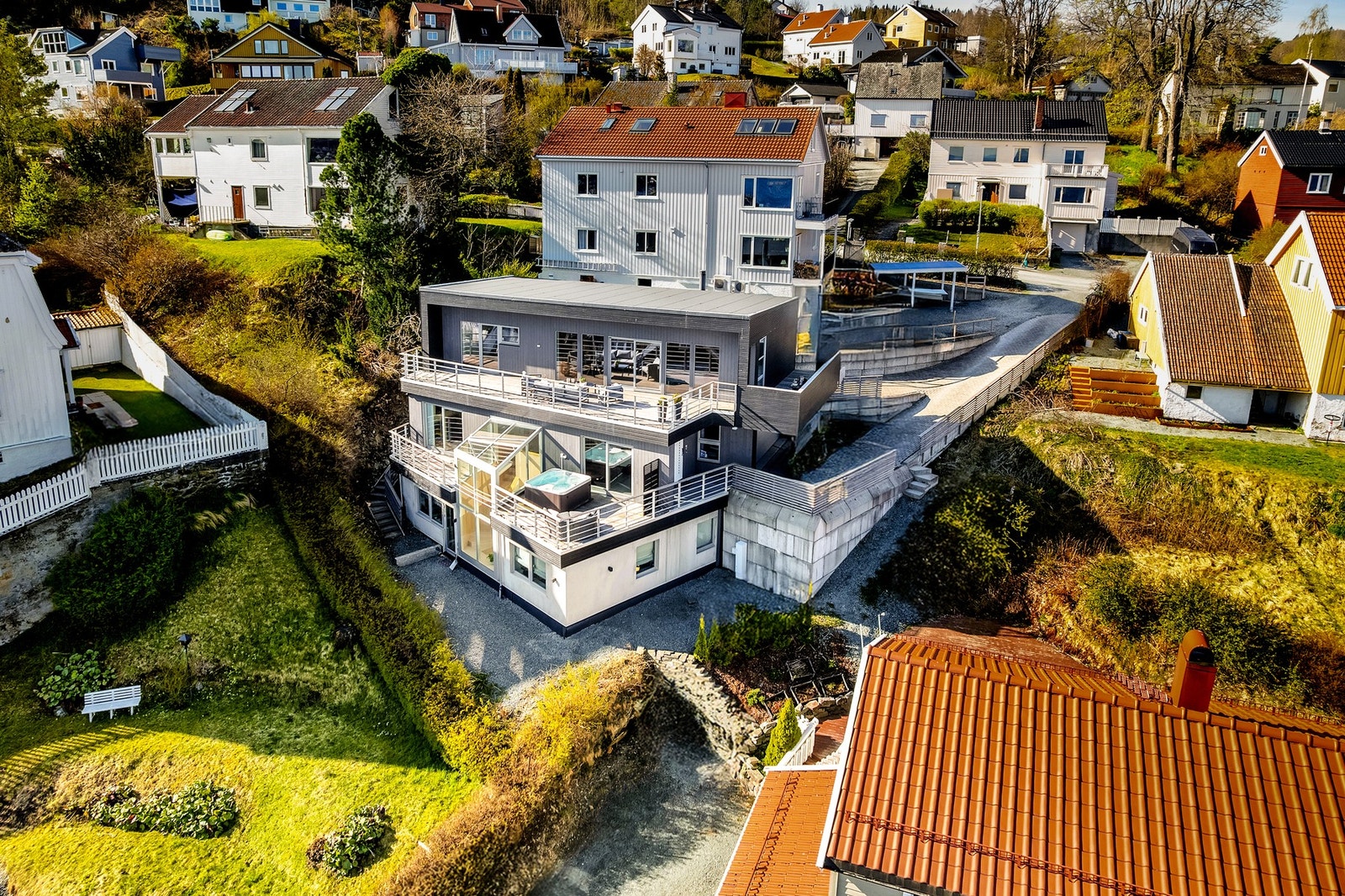 Her bor du i et meget etablert og sentralt nabolag, med gangavstand til både byen og marka. Galleribilde