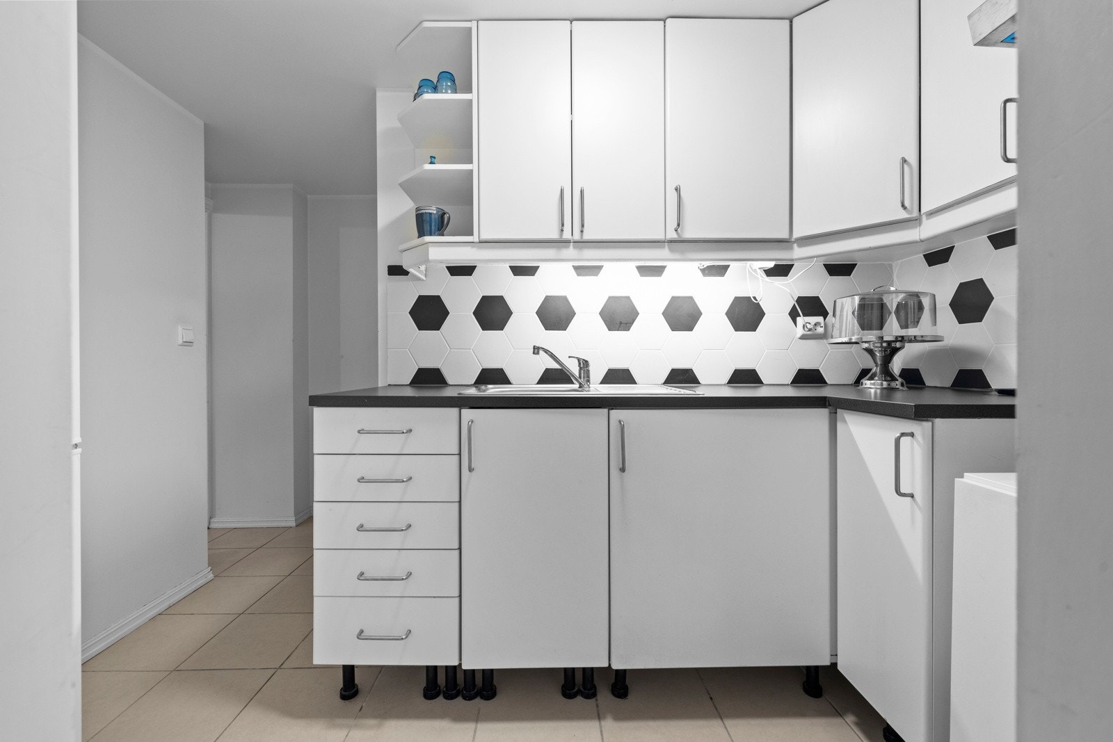 Kjøkkenet i kjelleren har en praktisk innredning fra IKEA med glatte fronter Galleribilde