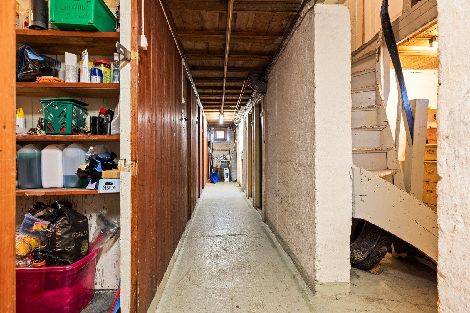 I bygget er det kjeller med boder Galleribilde