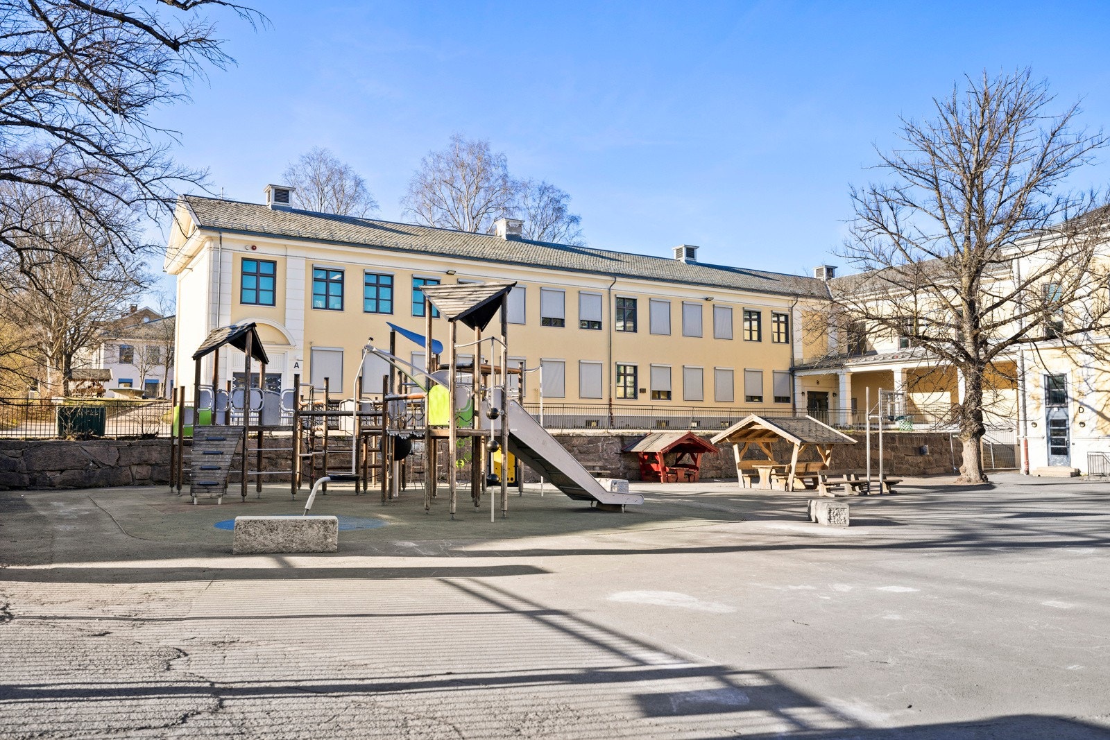 I umiddelbar nærhet ligger Bryn skole Galleribilde