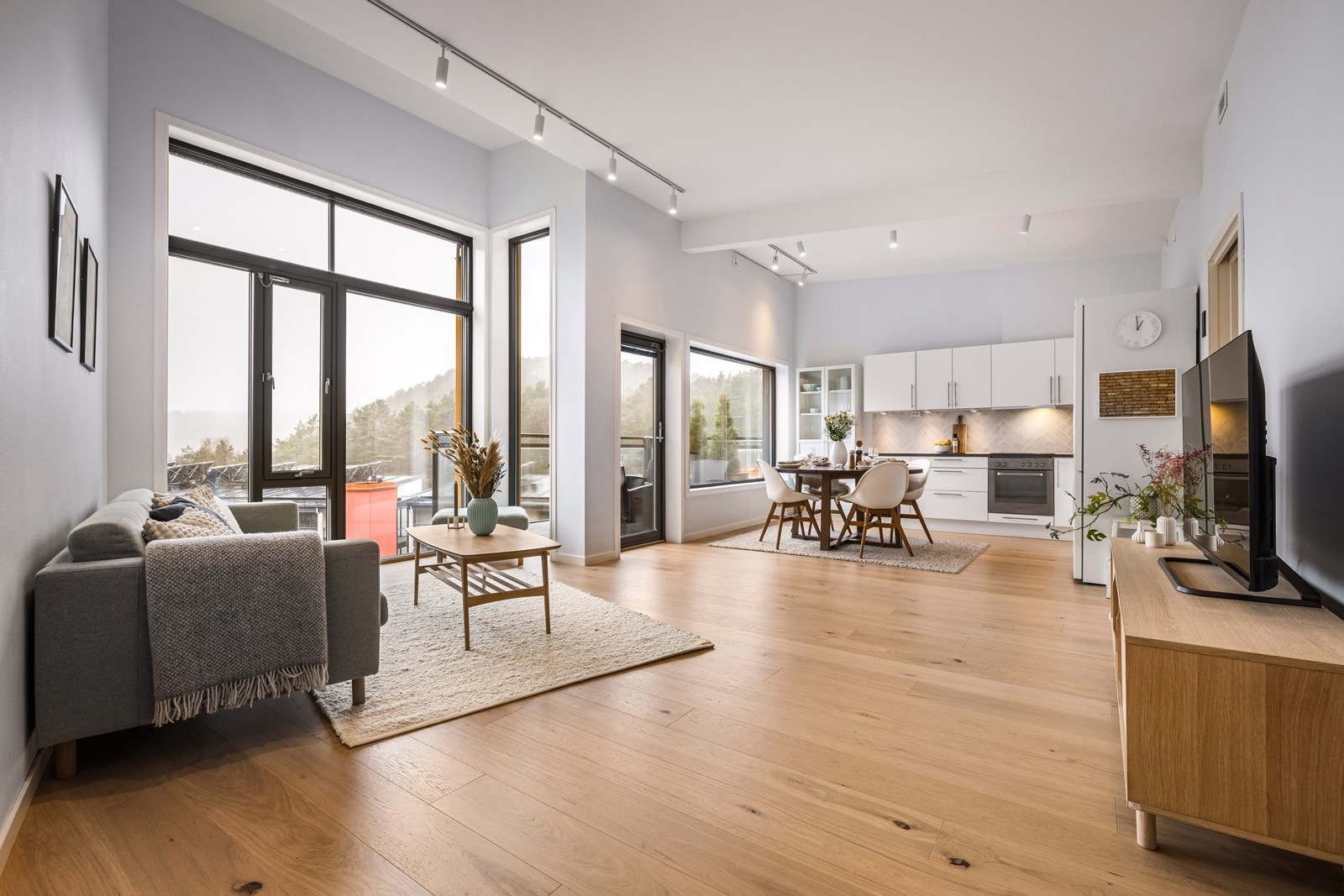 Det er lagt ny 1-stavs parkett fra Kährs på gulv i gang og stue/kjøkken i 2023 Galleribilde