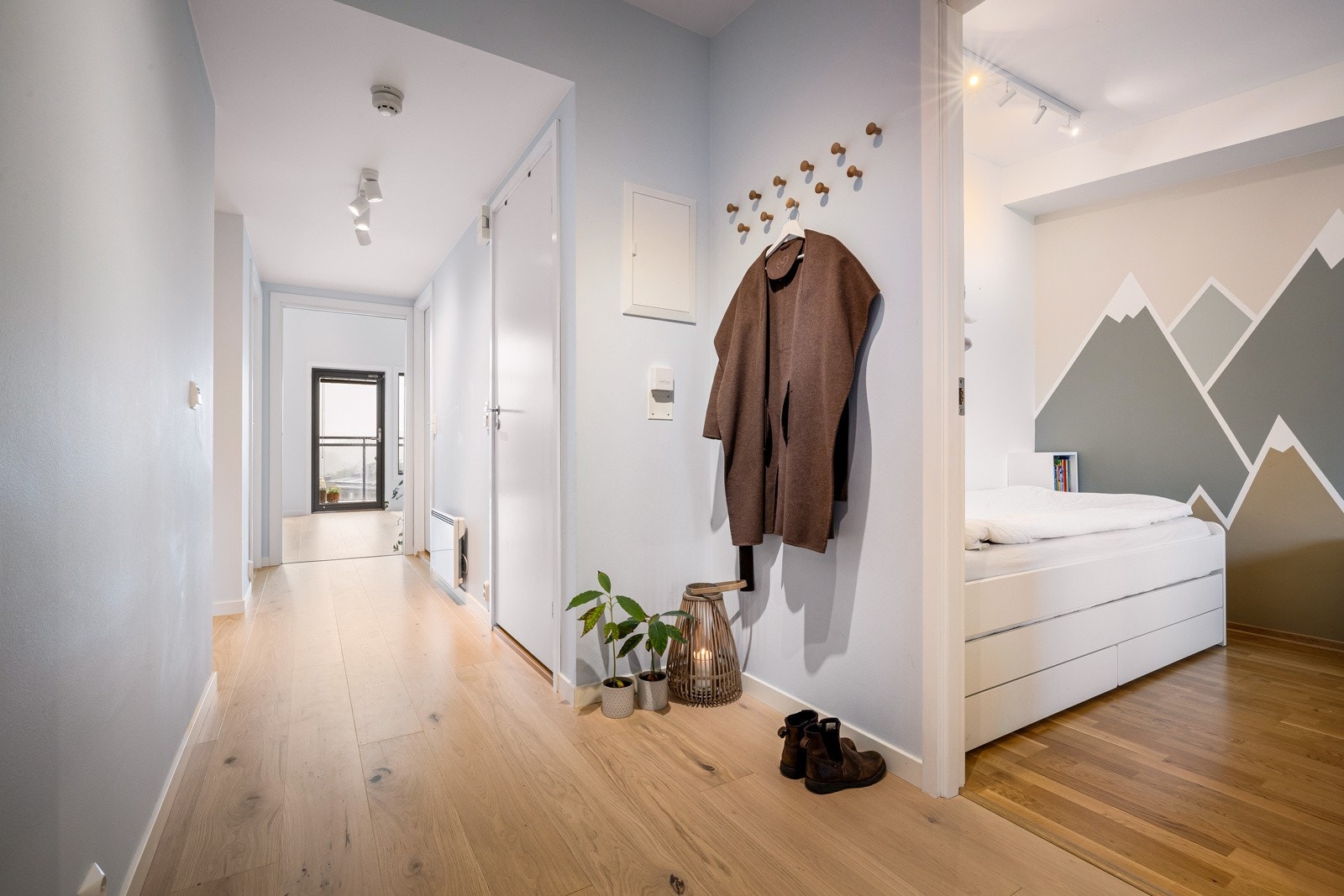 Lys og luftig entrè - her ble det også lagt ny 1-stavs parkett i 2023 Galleribilde