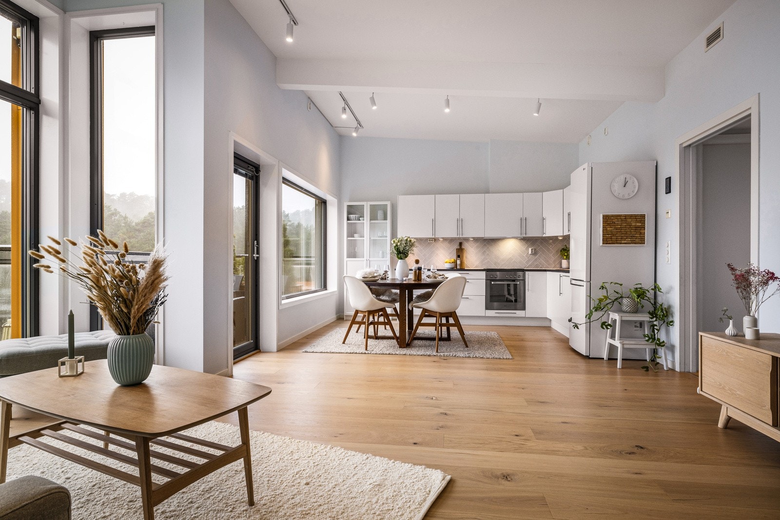 Leiligheten har luftig takhøyde og gjennomgående god standard Galleribilde