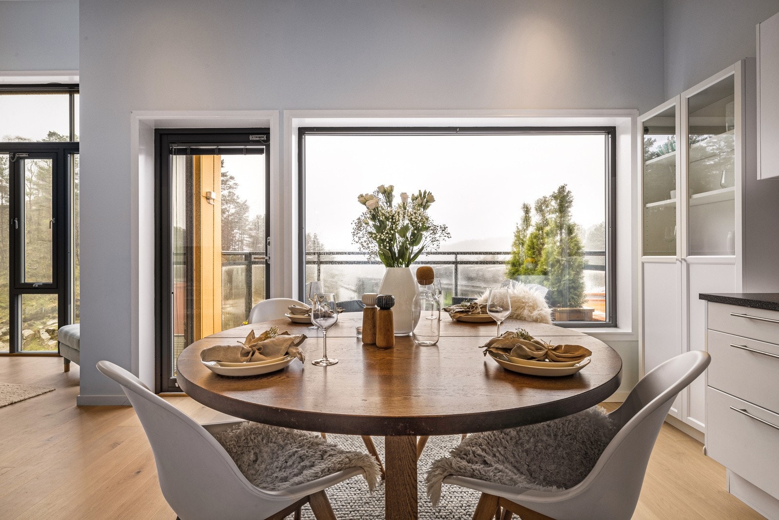 God plass til spisebord på kjøkken Galleribilde