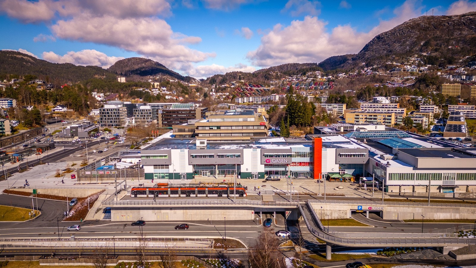 Fra Oasen kan man ta bybanen videre til Bergen sentrum, eller mot Flesland Galleribilde